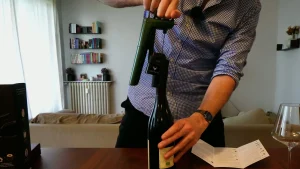 Coravin Timeless Six+ nasazený na hrdle láhve červeného vína