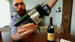 Jeremy Degryse drží Coravin Timeless Six+ vedle láhve Aloxe-Corton 2022