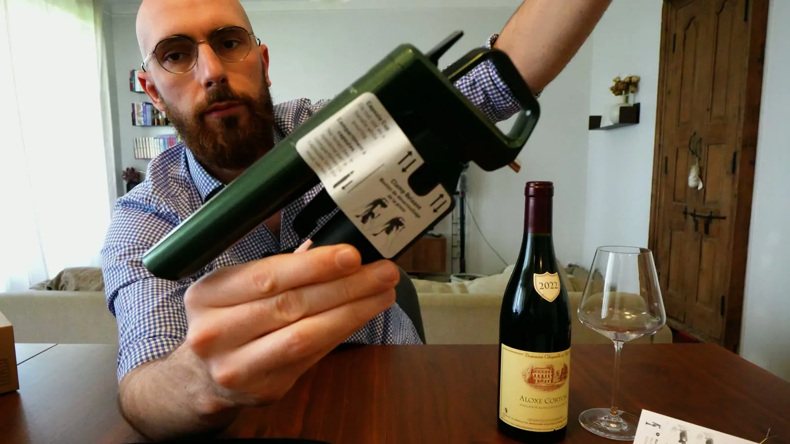 Jérémy Degryse drží Coravin Timeless Six+ vedle láhve Aloxe-Corton 2022