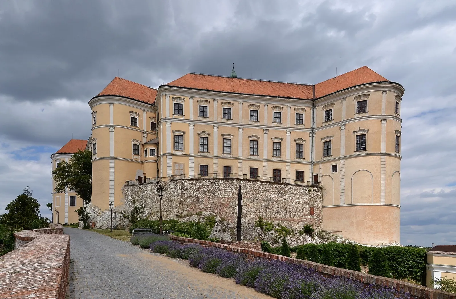 Zámek Mikulov na skále nad městem, pohled od příjezdové cesty
