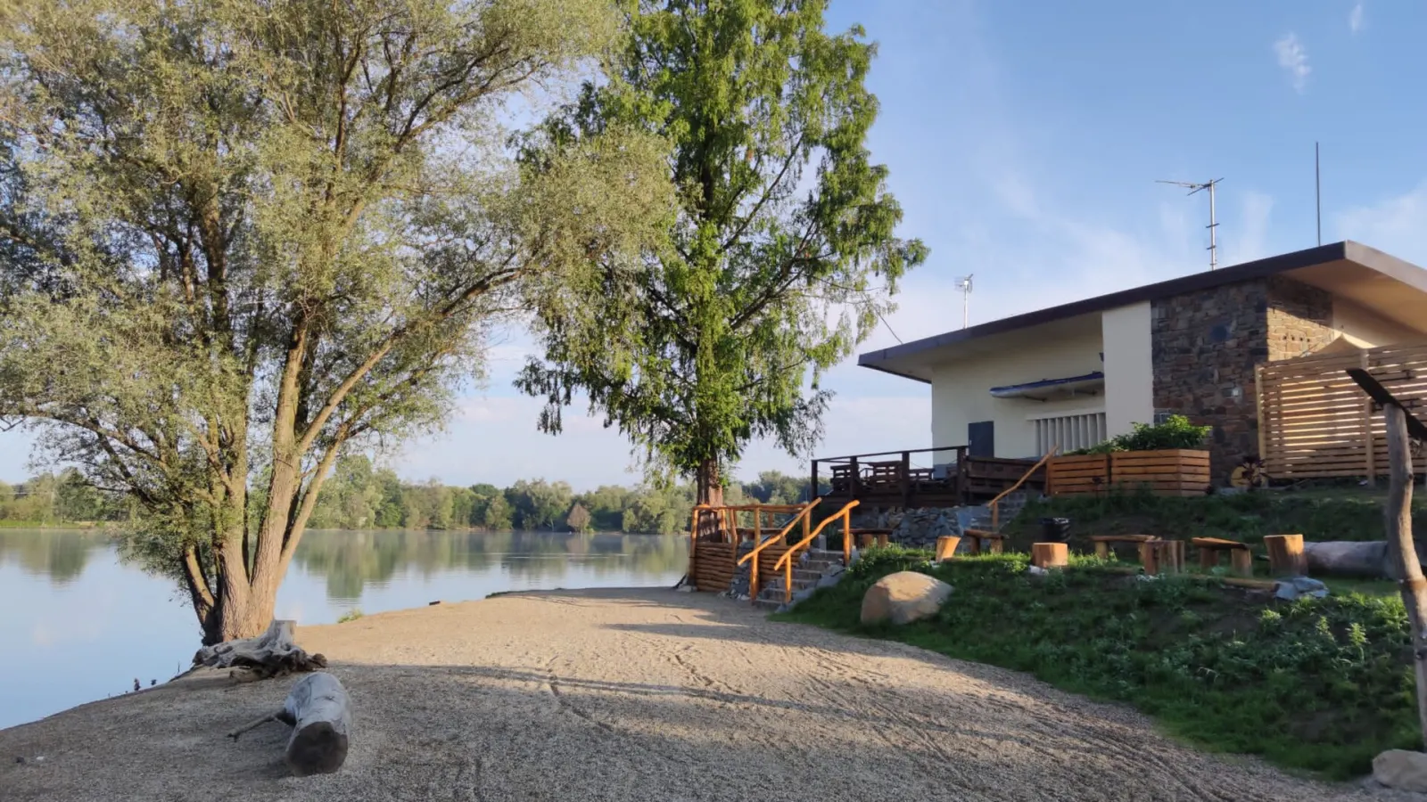 Restaurace a břeh jezera na olomouckých Poděbradech